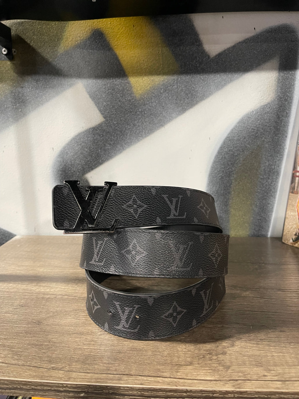 Louis Vuitton belt Preowned fits 30-32