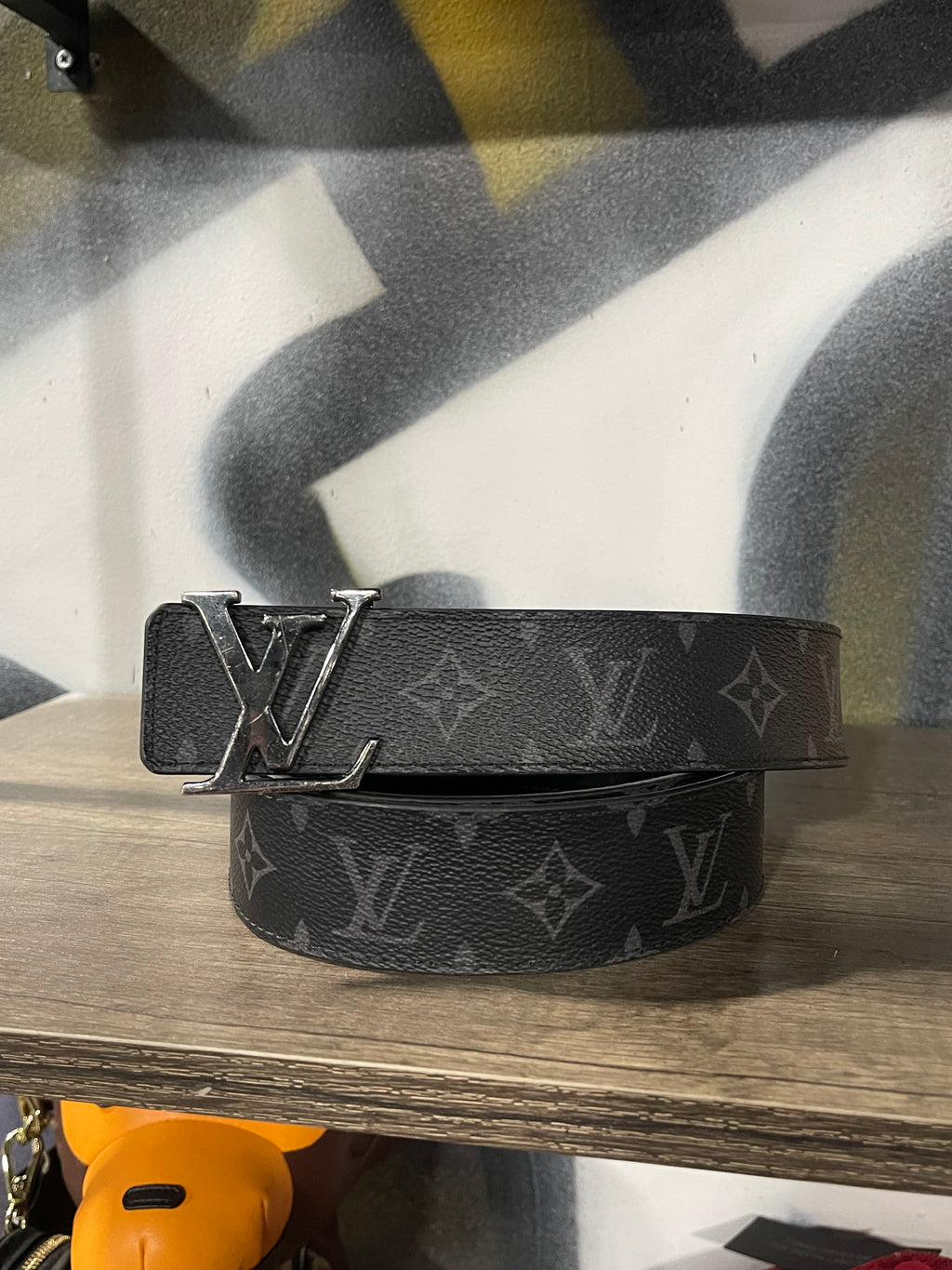 Louis Vuitton belt Preowned fits 30-32
